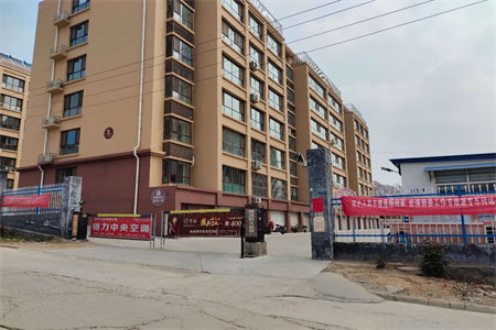 东平东原华府A区。步梯五楼西户，精装三室两厅一卫。纯南北通透